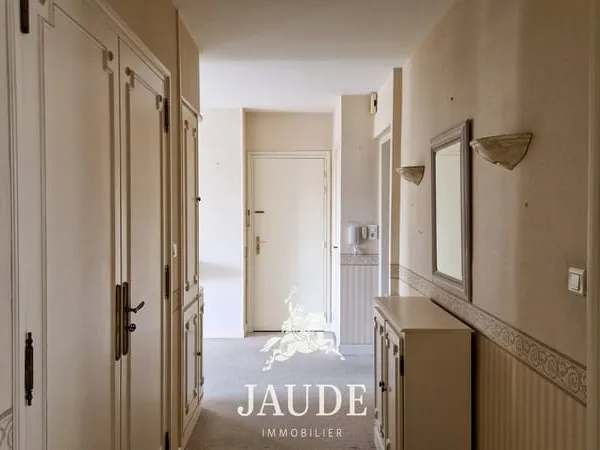 ISSOIRE SPACIEUX APPARTEMENT T4 de 101 m2 À RAFRAÎCHIR AVEC