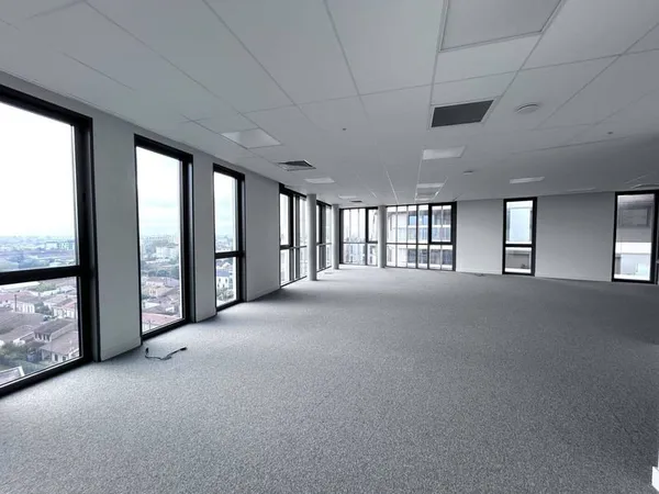 Bureau 684 m²