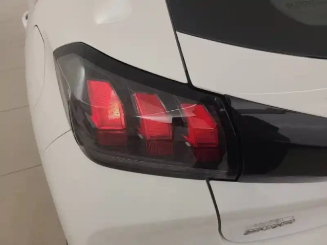Peugeot 208 puretech 100 s&amp;s bvm6 — photo 17