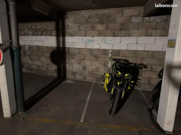 Parking moto / scooter / 2 roues sécurisé