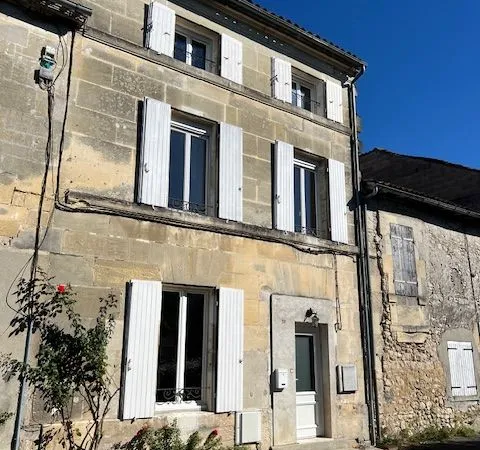 Cognac, quartier Saint-Jacques. Une maison de ville familiale avec patio - terrasse