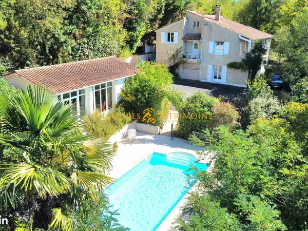 Maison 8 pièces 260 m²