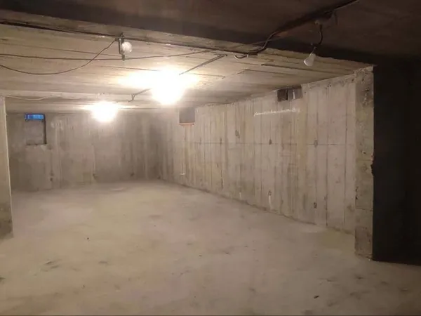 Grande cave saine et sécurisée de 40 m² - Cessole