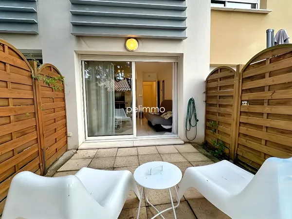STUDIO MEUBLE + TERRASSE + PLACE DE PARKING PRIVEE - 19,90 m2
