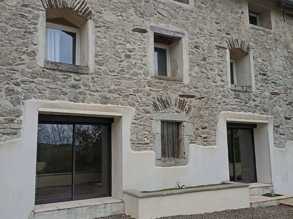 Grande demeure de caractère 350 m² avec cour privative et garage - Secteur Montagne Noire (Région Ca