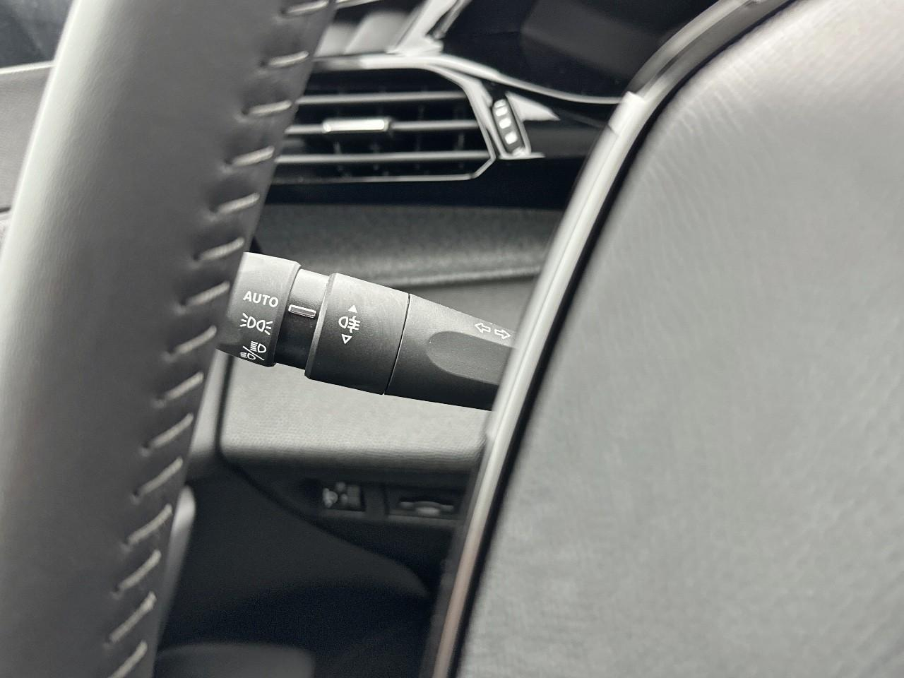 Peugeot 308 hybrid 145 e-dcs6 allure — photo 21
