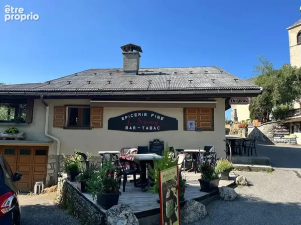 Bar, épicerie et murs commerciaux en station de ski