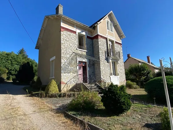 Maison en pierre des années 30 avec terrain attenant et garage