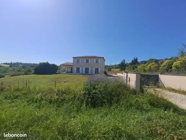 Maison 147 m² avec piscine, 5 chambres et double garage à Montpezat-de-Quercy