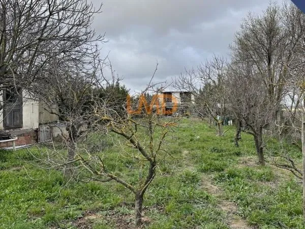 Une parcelle de terre avec construction maison 2 étages