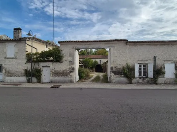 Corps de Ferme à rénover de 500 m2, proche commerces, beaucoup de dépendances