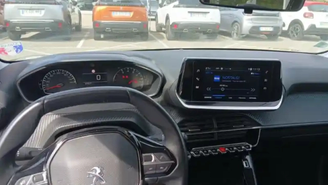Peugeot 208 puretech 100 s&amp;s bvm6 — photo 17