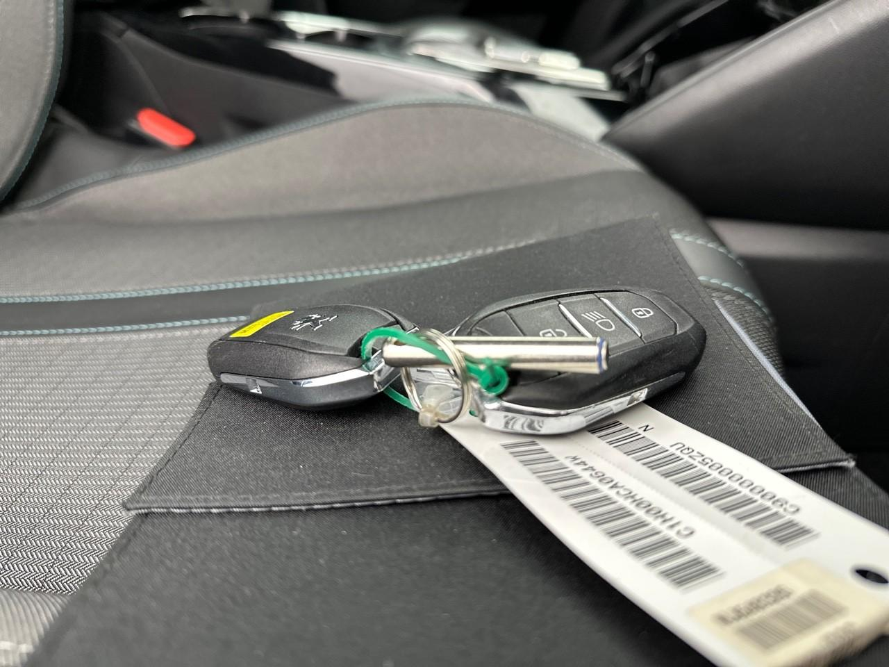 Peugeot 2008 puretech 130 s&s eat8 allure pack — photo 33