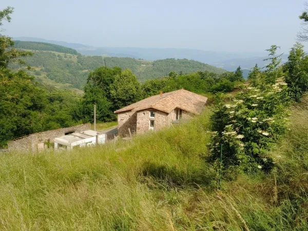 Située entre Lamastre et Vernoux en Vivarais, Ancienne ferme traditionnelle : histoire, charme et fo