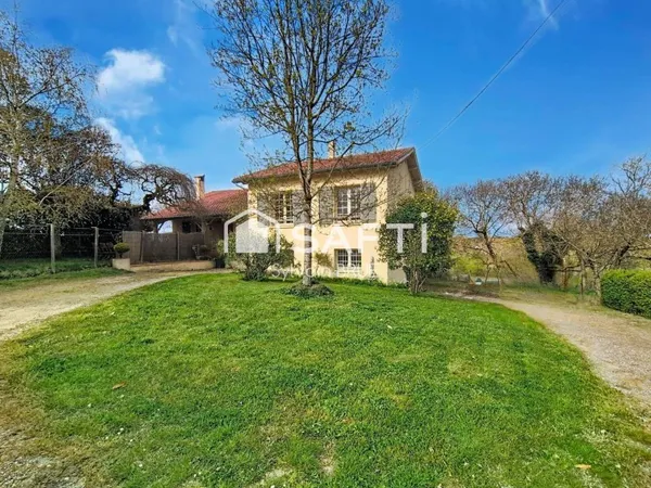 Maison avec grand terrain et installations pour animaux