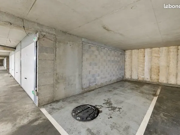 Place de parking 15,5 m² - joliette / arenc - couverte - boxable