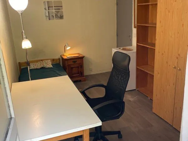 Chambre meublée