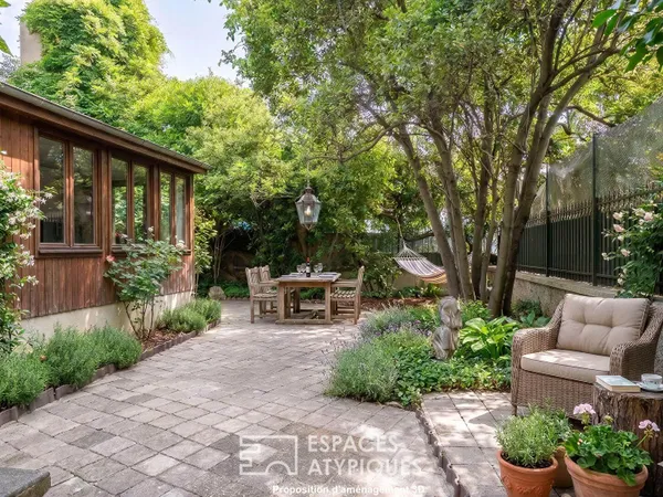 Maison d'artiste à réhabiliter, chargée d'histoire avec jardin et ateliers