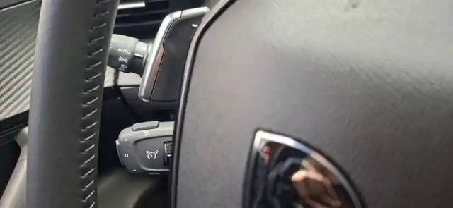Peugeot 2008 hybrid 145 e-dcs6 — photo 29