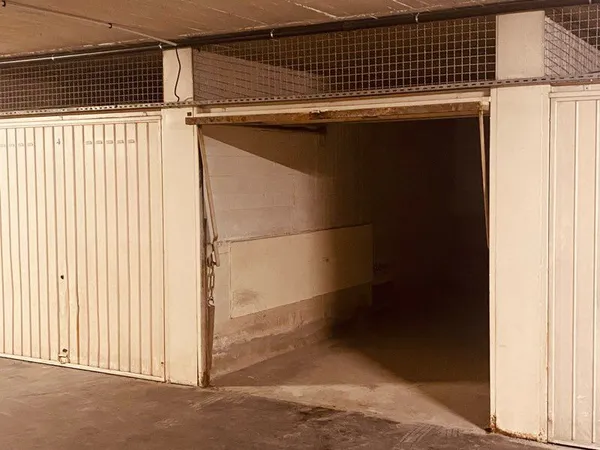 Particulier loue garage à Cannes,au 91 Bd Carnot Rés le Mallory / en face des Elfes .Loyer 120 /Situ