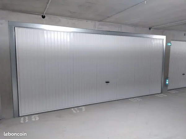50m2 avec électricité, immense garage quadruple / box stockage dans résidence neuve sécurisée Kitao 