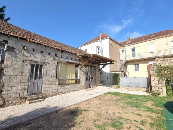 Immeuble de caractère en centre-ville : appartement rénové, local commercial et vaste potentiel à ex