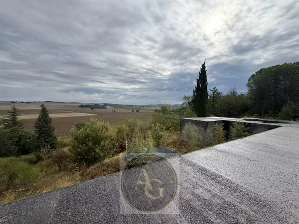 Terrain constructible avec fondations