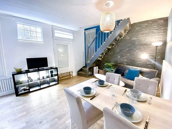 Vends charmante Maison en duplex Meublée 55m², 2 chambres, dans une courette fleurie - Asnières-sur-