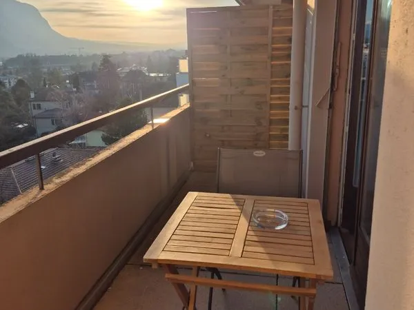 Studio meuble avec grand balcon au pied du tram