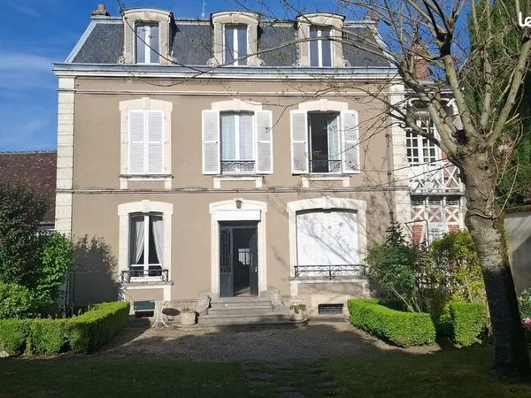 Jolie Maison de caractère sur sous-sol & Garage