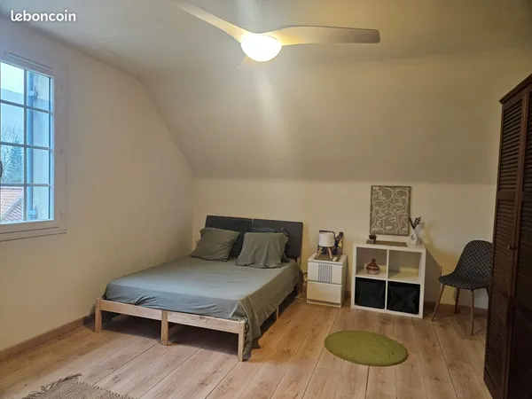 Grande chambre lumineuse pour étudiant