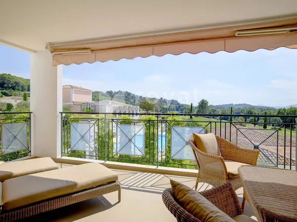 Appartement avec terrasse dans un domaine avec piscine