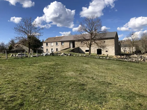 Corps de ferme en pierres avec grange et dépendances