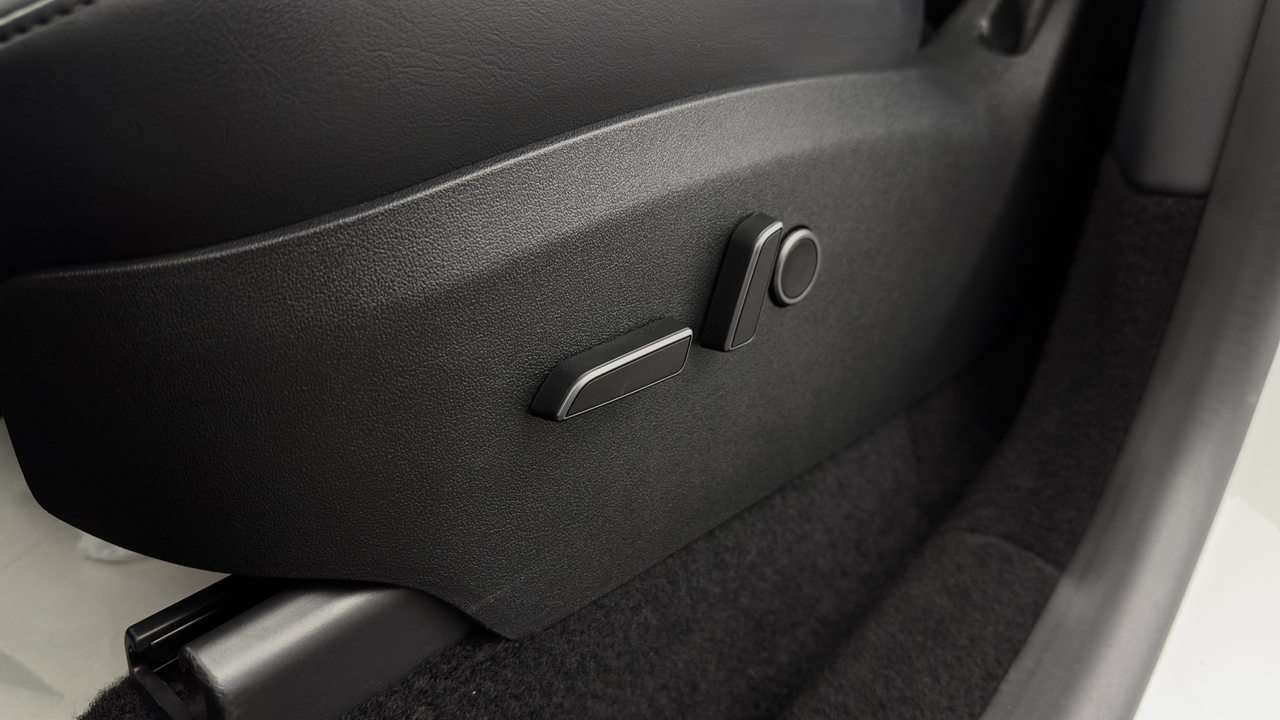 Tesla MODEL Y Standard RWD — photo 10