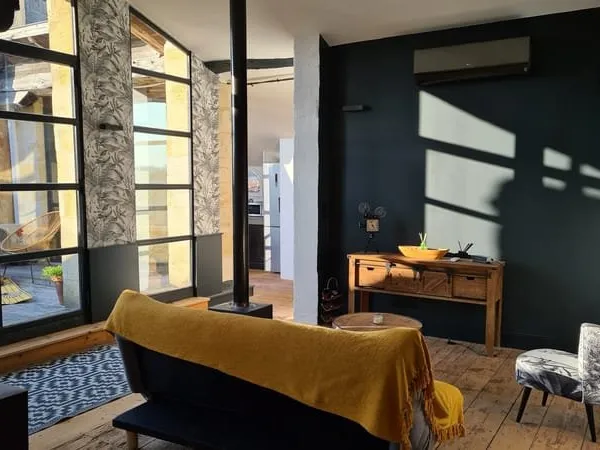 TRES BEAU LOFT AVEC TERRASSE SUR LES QUAIS