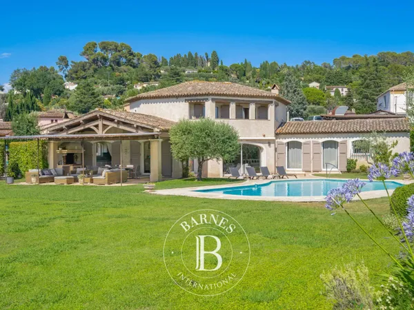 MOUGINS - VILLA DE CHARME - PROCHE VILLAGE