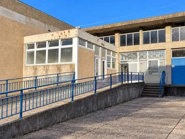 Bâtiment 1 200 m²