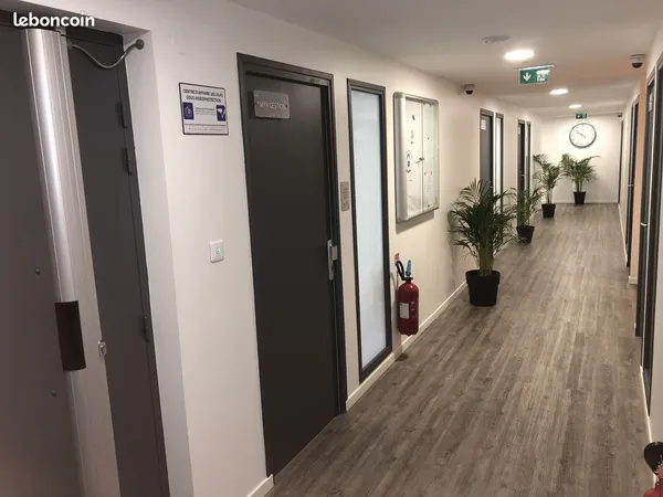 Bureau très propre dans un centre d'affaires