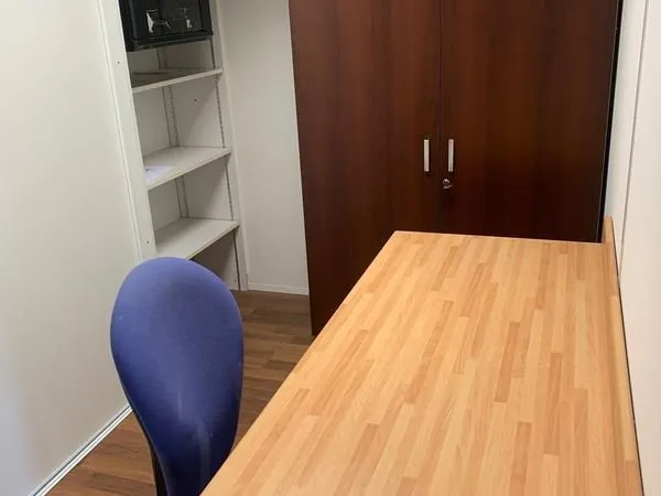 Location d'un petit bureau fermé de 8m² avec de grand placard de rangement à Châteaugiron à proximit