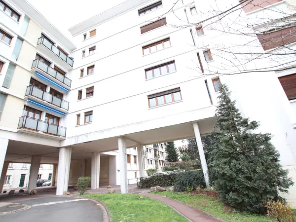 Proche gare et centre ville, appartement deux chambres de 87m2 avec cave, parking,