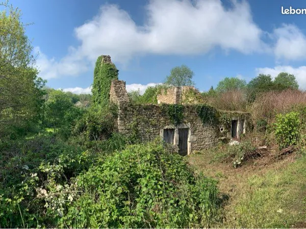 Ancienne bâtisse en pierre à rénover - emprise 128 m² - terrain 550 m² - Auxois
