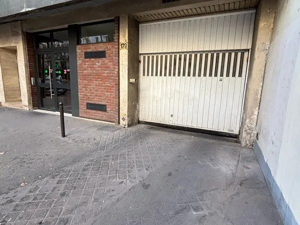 À LOUER - BOX DE 14 m² - PARIS 17e