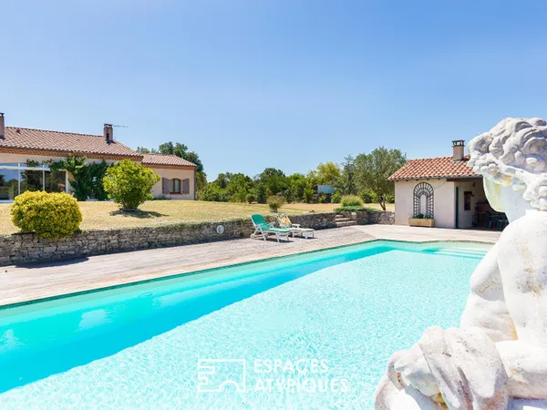 Villa de plain-pied avec piscine et pool house
