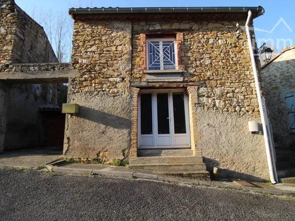 A vendre une maison de village avec une cour