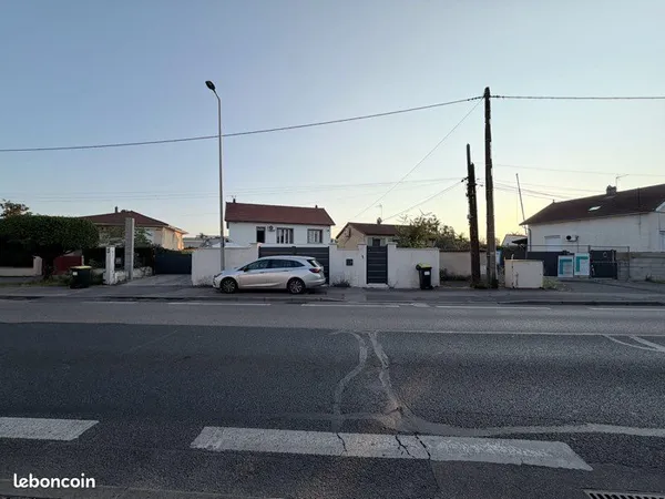 Maison individuelle avec fort potentiel - 200 m² + studio de 60 m² sur terrain de 450 m² - Saint-Pri