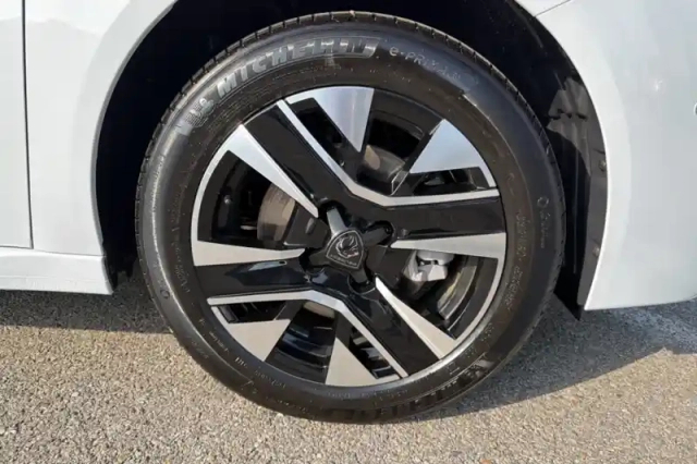 Peugeot 208 hybrid 110 ch e-dcs6 — photo 32