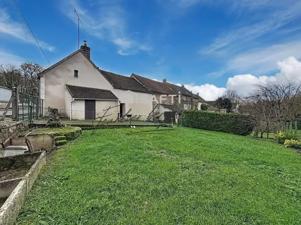 Maison à rénover avec dépendances et terrain arboré