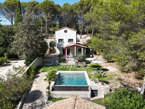 Maison moderne T6 130m2 + T1 indépendant 24m2 avec piscine à débordement à Ventabren proche écoles