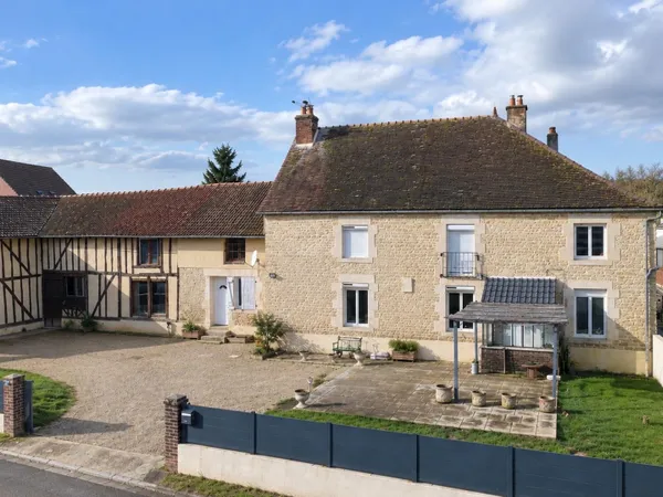 Authentique maison de caractère en pierre et à colombages