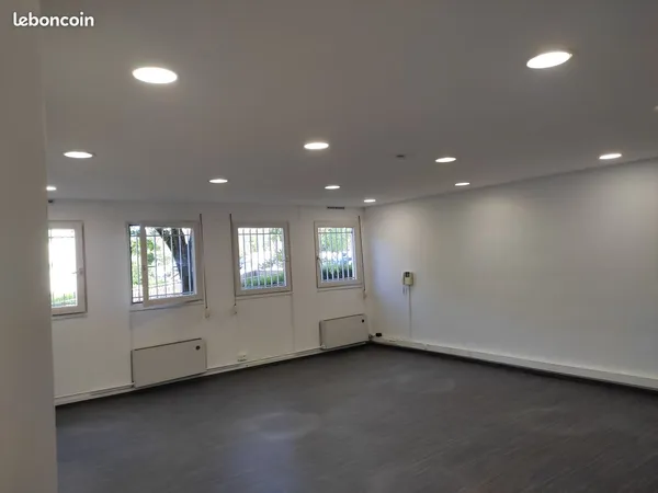 Bureaux à Valence, 73 m2 en rez-de-chaussée, dans immeuble tertiaire - proches rocade est - disponib